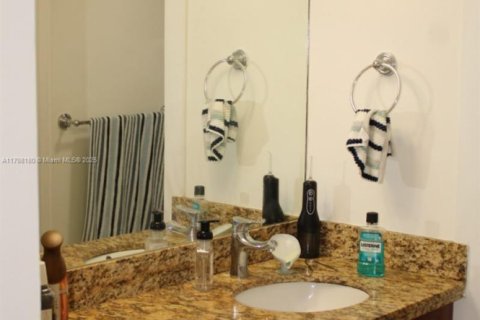 Condo in Miami, Florida, 3 bedrooms  № 1738403 - photo 12