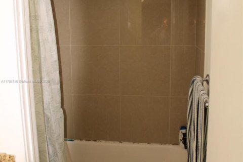 Condo in Miami, Florida, 3 bedrooms  № 1738403 - photo 18