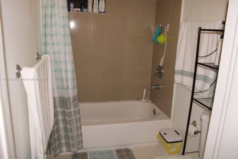 Condo in Miami, Florida, 3 bedrooms  № 1738403 - photo 17