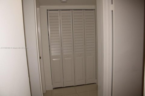 Condo in Miami, Florida, 3 bedrooms  № 1738403 - photo 19