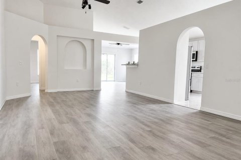 House in Sanford, Florida 4 bedrooms, 187.76 sq.m. № 2235977 - photo 2