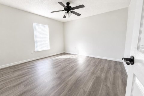 House in Sanford, Florida 4 bedrooms, 187.76 sq.m. № 2235977 - photo 10