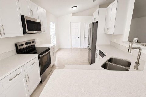 House in Sanford, Florida 4 bedrooms, 187.76 sq.m. № 2235977 - photo 4