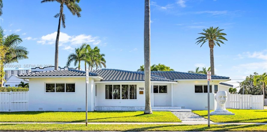 Villa ou maison à Hollywood, Floride 4 chambres, 180.6 m2 № 2027595