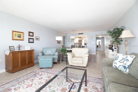 Condo in Redington Shores, Florida, 2 bedrooms  № 2114723 - photo 3