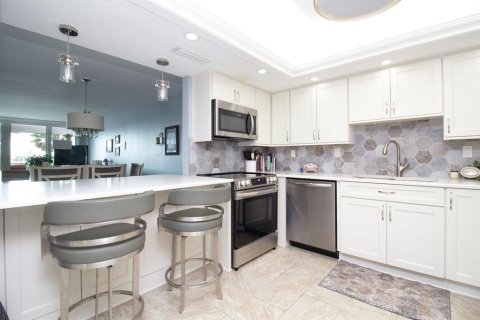 Condo in Redington Shores, Florida, 2 bedrooms  № 2114723 - photo 9