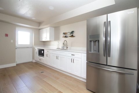 Condo in Redington Shores, Florida, 2 bedrooms  № 2114723 - photo 27