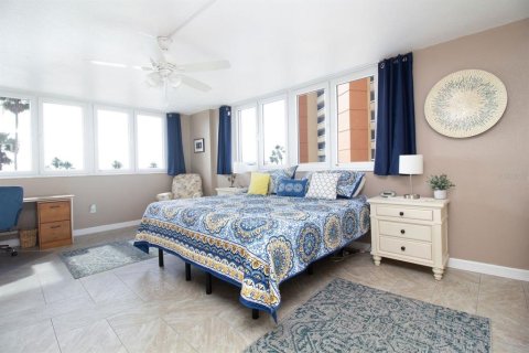 Condo in Redington Shores, Florida, 2 bedrooms  № 2114723 - photo 11