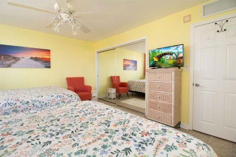 Condo in Redington Shores, Florida, 2 bedrooms  № 2114723 - photo 18