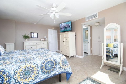 Condo in Redington Shores, Florida, 2 bedrooms  № 2114723 - photo 13