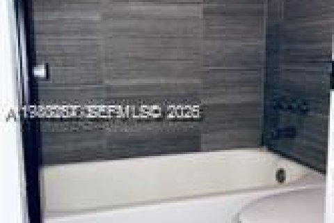 Copropriété à louer à North Miami, Floride: 1 chambre, 79.9 m2 № 2046493 - photo 2