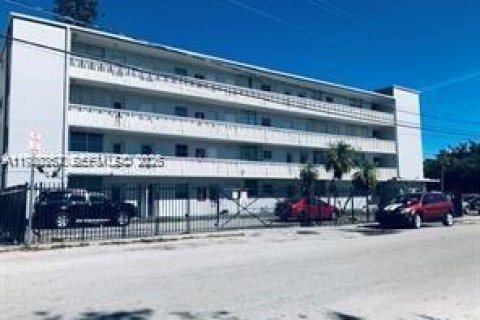 Copropriété à louer à North Miami, Floride: 1 chambre, 79.9 m2 № 2046493 - photo 8