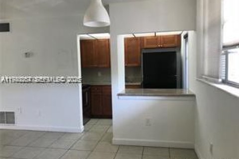 Copropriété à louer à North Miami, Floride: 1 chambre, 79.9 m2 № 2046493 - photo 5