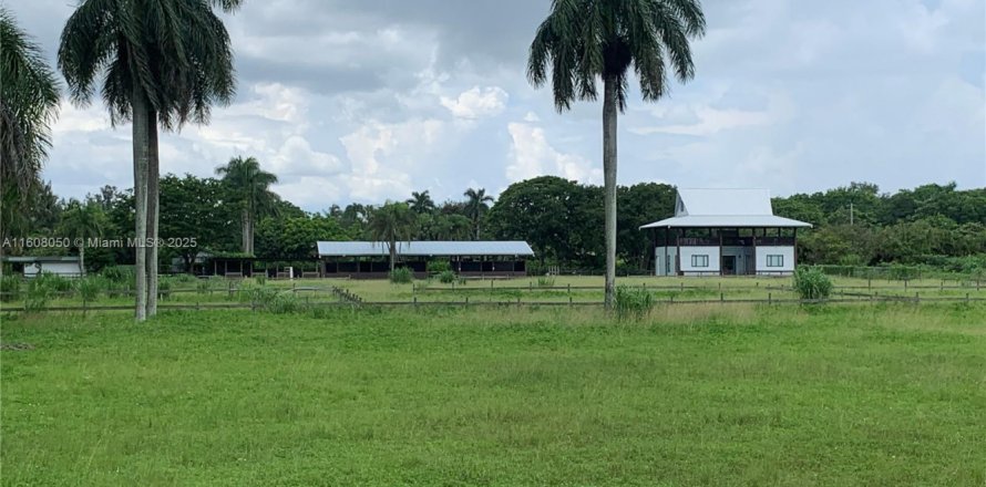Commercial property in Miami, Florida № 2076937