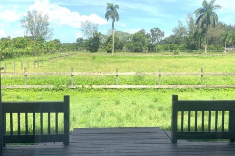 Commercial property in Miami, Florida № 2076937 - photo 13