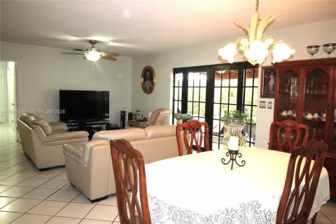 House in Miami, Florida 5 bedrooms, 171.4 sq.m. № 2005712 - photo 8