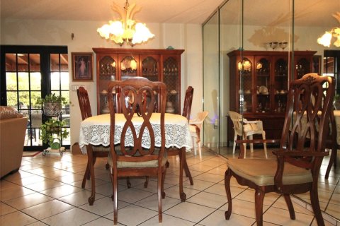 House in Miami, Florida 5 bedrooms, 171.4 sq.m. № 2005712 - photo 10