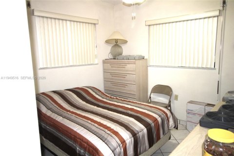 House in Miami, Florida 5 bedrooms, 171.4 sq.m. № 2005712 - photo 23