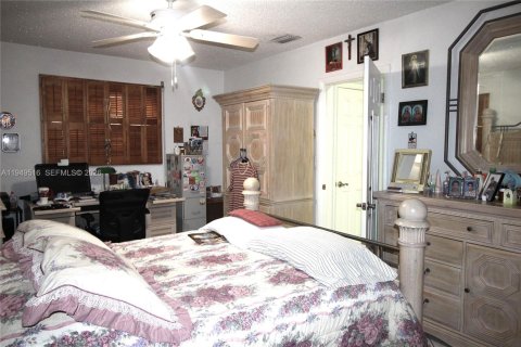 House in Miami, Florida 5 bedrooms, 171.4 sq.m. № 2005712 - photo 18