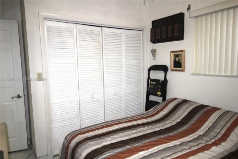 House in Miami, Florida 5 bedrooms, 171.4 sq.m. № 2005712 - photo 24