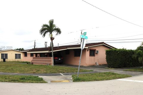 House in Miami, Florida 5 bedrooms, 171.4 sq.m. № 2005712 - photo 3