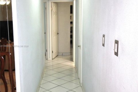 House in Miami, Florida 5 bedrooms, 171.4 sq.m. № 2005712 - photo 22