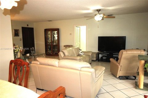 House in Miami, Florida 5 bedrooms, 171.4 sq.m. № 2005712 - photo 9