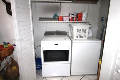 House in Miami, Florida 5 bedrooms, 171.4 sq.m. № 2005712 - photo 15