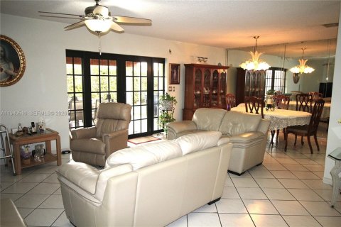 House in Miami, Florida 5 bedrooms, 171.4 sq.m. № 2005712 - photo 7