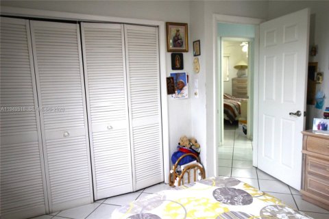 House in Miami, Florida 5 bedrooms, 171.4 sq.m. № 2005712 - photo 29