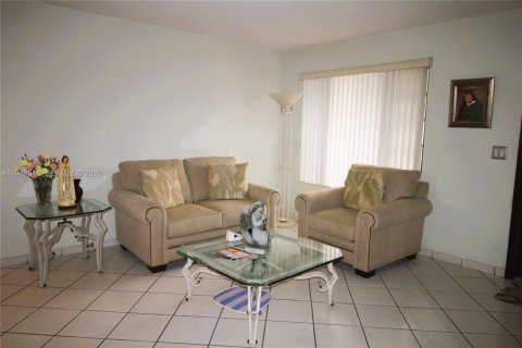 House in Miami, Florida 5 bedrooms, 171.4 sq.m. № 2005712 - photo 4