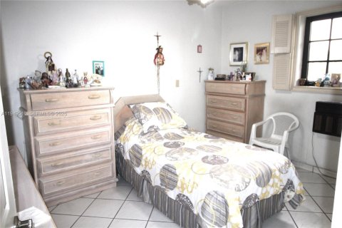 House in Miami, Florida 5 bedrooms, 171.4 sq.m. № 2005712 - photo 27