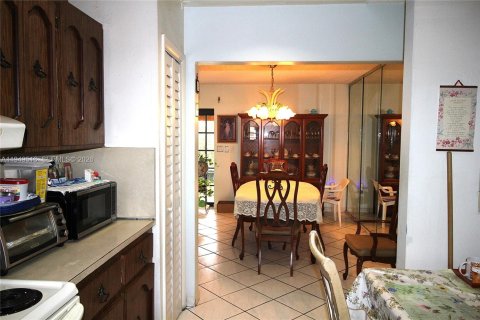 House in Miami, Florida 5 bedrooms, 171.4 sq.m. № 2005712 - photo 11