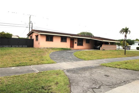 House in Miami, Florida 5 bedrooms, 171.4 sq.m. № 2005712 - photo 2