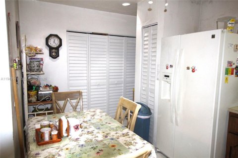 House in Miami, Florida 5 bedrooms, 171.4 sq.m. № 2005712 - photo 14