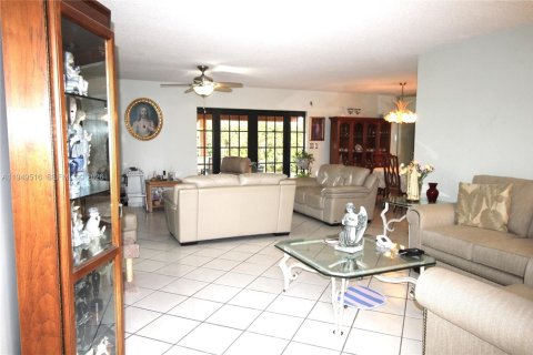 House in Miami, Florida 5 bedrooms, 171.4 sq.m. № 2005712 - photo 5