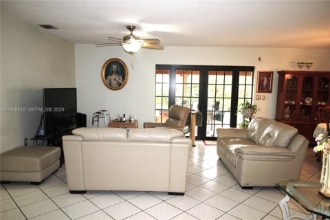 House in Miami, Florida 5 bedrooms, 171.4 sq.m. № 2005712 - photo 6