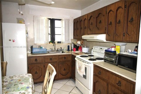 House in Miami, Florida 5 bedrooms, 171.4 sq.m. № 2005712 - photo 12