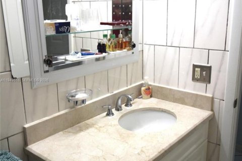 House in Miami, Florida 5 bedrooms, 171.4 sq.m. № 2005712 - photo 26