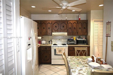 House in Miami, Florida 5 bedrooms, 171.4 sq.m. № 2005712 - photo 13