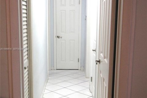 House in Miami, Florida 5 bedrooms, 171.4 sq.m. № 2005712 - photo 16