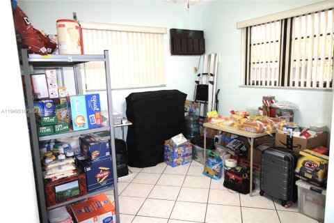 House in Miami, Florida 5 bedrooms, 171.4 sq.m. № 2005712 - photo 30