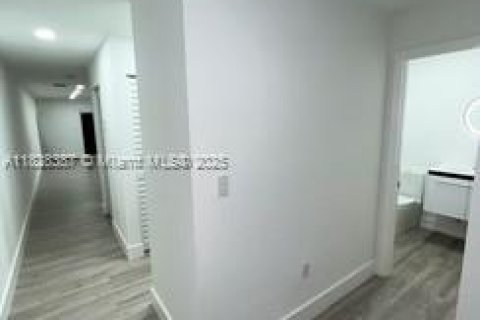 Townhouse in Hollywood, Florida 2 bedrooms, 134.15 sq.m. № 2059693 - photo 4