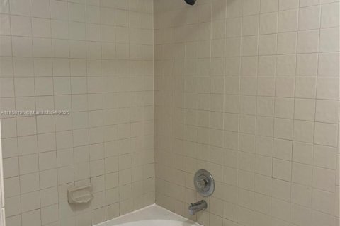 Condominio en alquiler en Miramar, Florida, 2 dormitorios, 112.41 m2 № 1882000 - foto 19