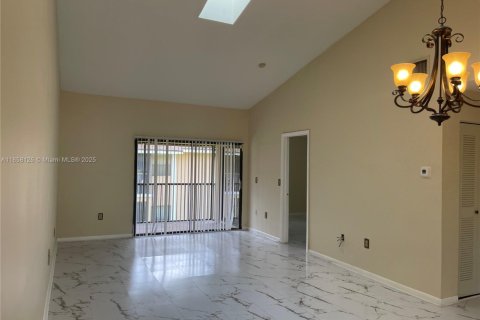 Condominio en alquiler en Miramar, Florida, 2 dormitorios, 112.41 m2 № 1882000 - foto 1