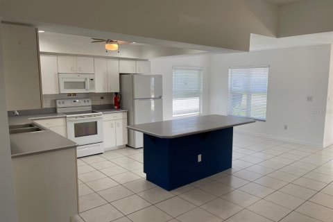 House in New Smyrna Beach, Florida 3 bedrooms, 140.93 sq.m. № 1517100 - photo 4
