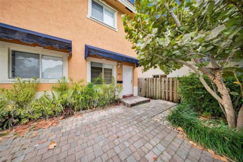 Снять в аренду таунхаус в Майами, Флорида 3 спальни, 125.05м2, № 1954862 - фото 3