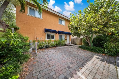 Снять в аренду таунхаус в Майами, Флорида 3 спальни, 125.05м2, № 1954862 - фото 2