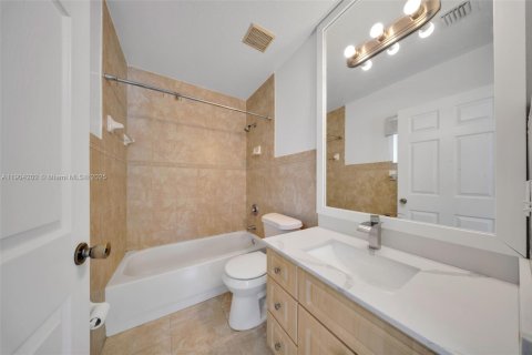 Снять в аренду таунхаус в Майами, Флорида 3 спальни, 125.05м2, № 1954862 - фото 28