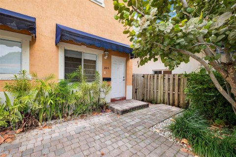 Снять в аренду таунхаус в Майами, Флорида 3 спальни, 125.05м2, № 1954862 - фото 4